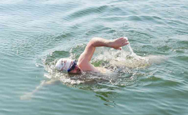 Înotătorul Avram Iancu a traversat Marea Galileii în 11 ore și 40 de minute - video