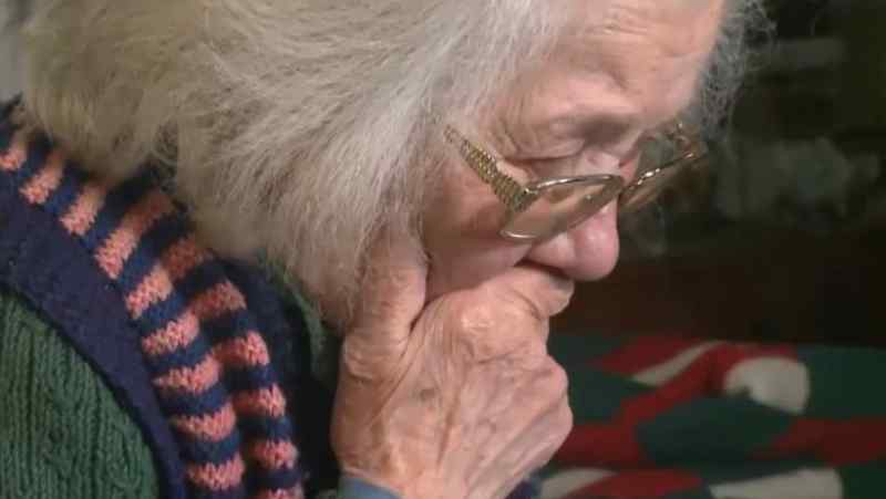 Bătrâna din Constanța care a sunat la 112 de frig și singurătate a ajuns la spital. Angajatele de la Asistenţă Socială, acuzate că au țipat la ea