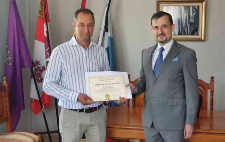 Un român a câștigat al treilea mandat de primar în Spania. A ajuns edil după ce a lucrat în agricultură și construcții