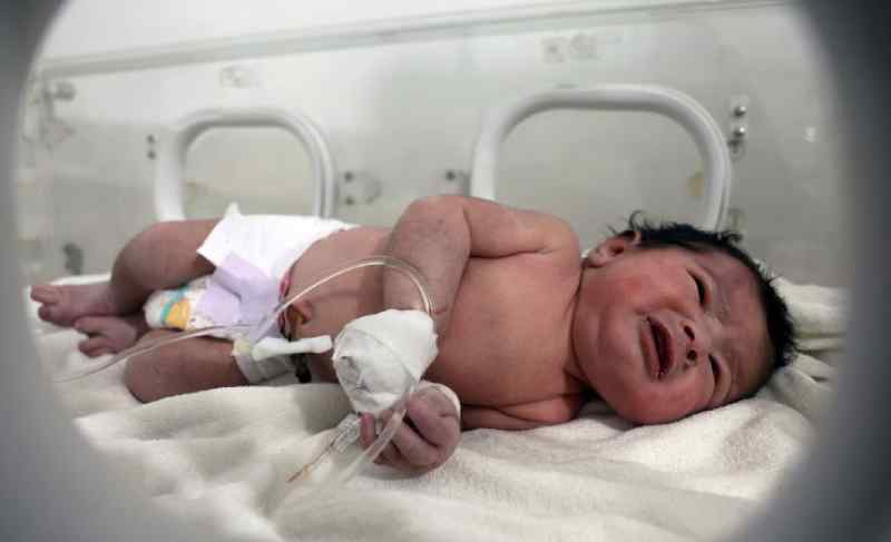 Siria. Un bebeluș s-a născut sub dărâmături. A fost găsit cu cordonul ombilical încă atașat de mama care murise