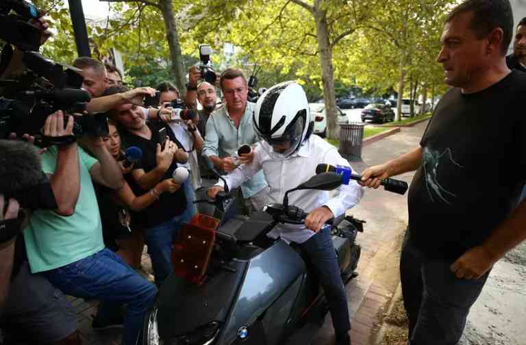 Tatăl lui Vlad Pascu, ieşire nervoasă de la DIICOT: A accelerat şi a intrat cu motocicleta în jurnalişti – video