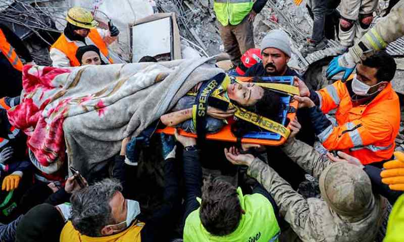Turcia. „Mai există lumea?” – prima întrebare a unei femei scoase de sub dărâmături după 121 de ore