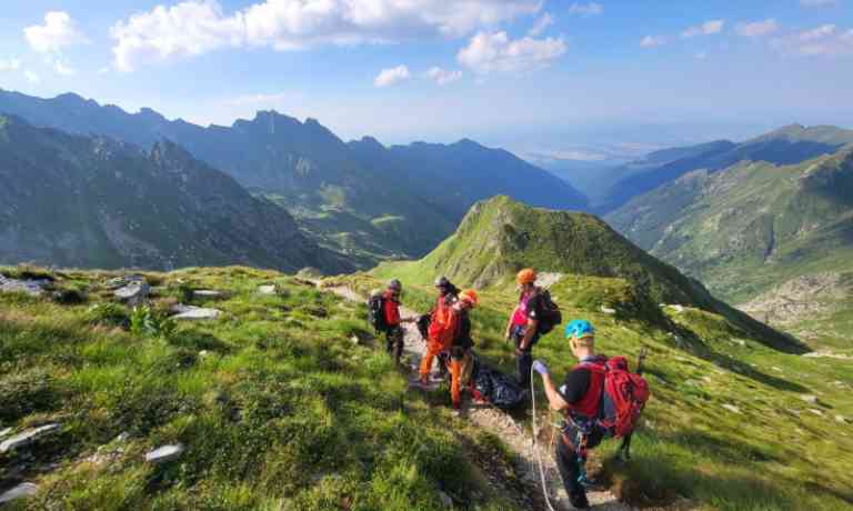 Turist decedat, lăsat pe munte de elicopterul SMURD. Salvamontiștii au fost nevoiți să îl care pe jos