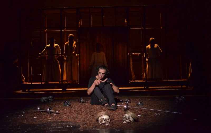 Un actor de la Teatrul Național din Cluj, uluit de gestul unor femei aflate în primul rând la spectacol: ”Au așteptat să se facă întuneric în sală!"