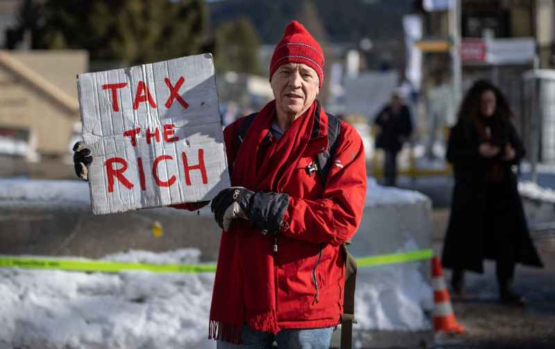 Miliardarii și milionarii lumii cer elitei politice de la Davos să le taxeze averile: ”Impozitați-ne pe noi”.