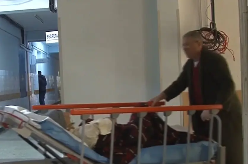 Caz revoltător la Ploieşti. Un bătrăn operat la picior, în comă după ce a fost scăpat de pe targă