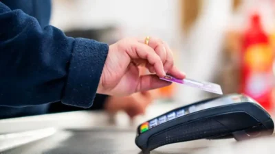 Se introduce taxa pe orice mișcare de bani. Cât vei plăti în plus la fiecare retragere de la bancomat sau plată cu cardul