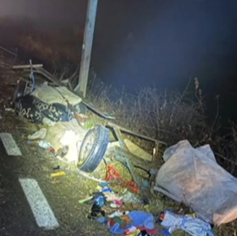 TRAGIC! Bebeluș mort și mai mulți răniți într-un accident cumplit între o mașină și o căruță nesemnalizată! Familia se întorcea de la Ziua Morților