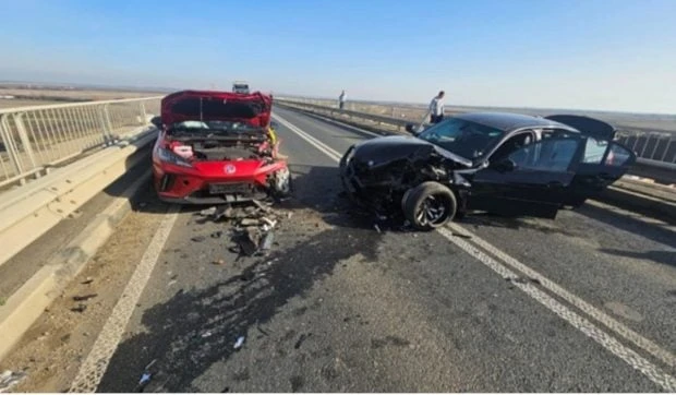 Accident grav! O ambulanță care transporta doi pacienți la dializă, izbită în plin de un BMW