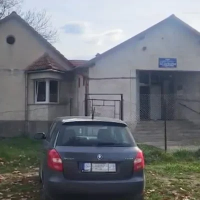 Angajaţii unui centru pentru persoane cu dizabilităţi, filmaţi cum bat cu nuiaua un pacient