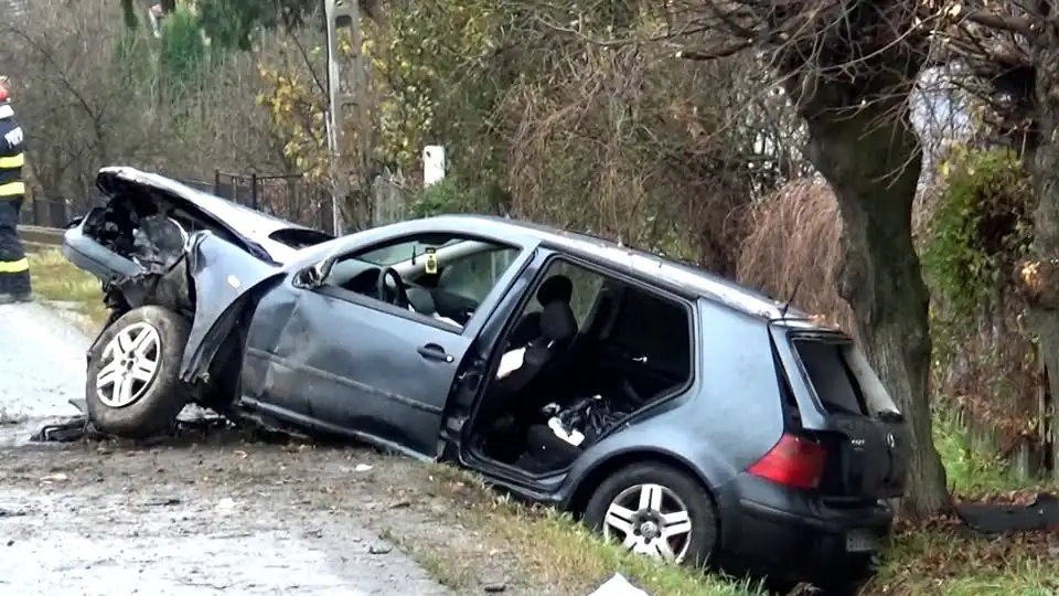 ACCIDENT GRAV în Bistrița-Năsăud! Tânără ARUNCATĂ din mașină. Alta, încarcerată între fiare! Intervenție contracronometru