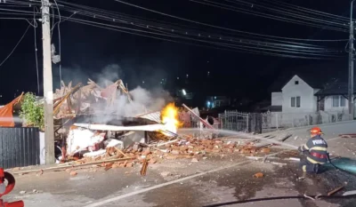 O casă s-a prăbușit complet. Ce au găsit salvatorii sub mormanul de dărâmături