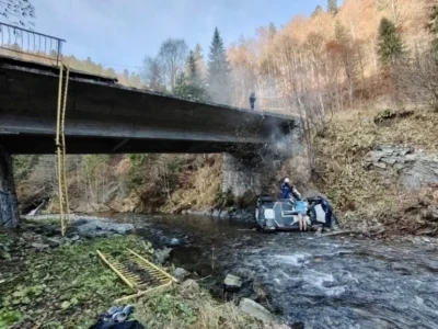 Mașină de raliu, prăbușită în albia râului Argeș, pe Transfăgărășan
