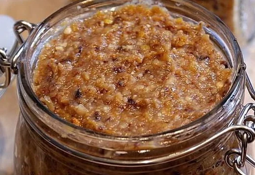 Ce se întâmplă în corpul tău dacă mănânci zilnic acest amestec de miere cu nuci