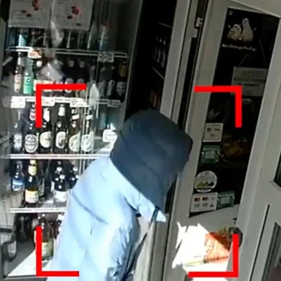 „Toată vara a fugarit copiii cu cuţitul pe afară.” Un cartier întreg din Galați, terorizat de un singur om