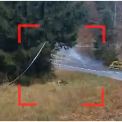 A rupt parapetul și a plonjat cu mașina de raliu în râu. Ce au pățit pilotul bulgar și copilotul său
