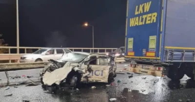 Cumplit! Mașină strivită de TIR pe centura orașului! Doi bărbați duși de urgență la spital!