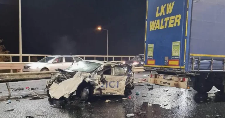Cumplit! Mașină strivită de TIR pe centura orașului! Doi bărbați duși de urgență la spital!