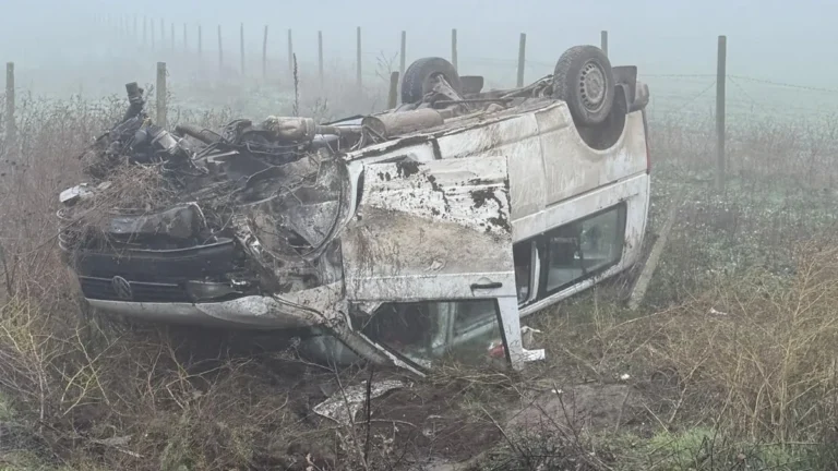 Un microbuz cu 9 persoane s-a răsturnat pe un câmp din Constanța. Ce au pățit cei 5 pasageri care au ajuns la spital