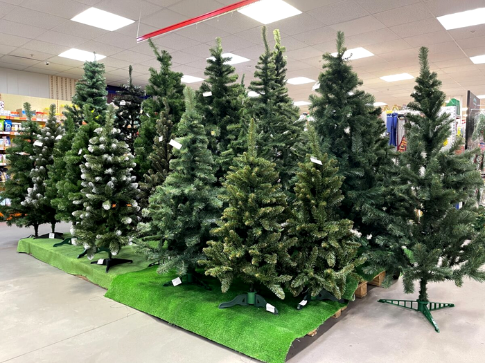 Cât a ajuns să coste un BRAD ARTIFICIAL anul acesta?! Prețurile din magazine îi LASĂ MĂSCI pe cumpărători