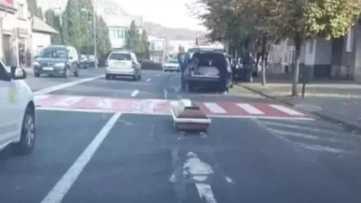 Un sicriu a căzut din dric pe o stradă din Arad. Nimeni nu știe dacă era gol sau…