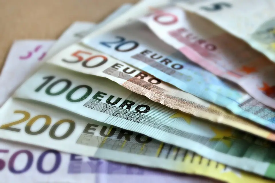 Dezastru pentru banii românilor! La ce valoare ajunge euro în 2026, veștile sunt proaste