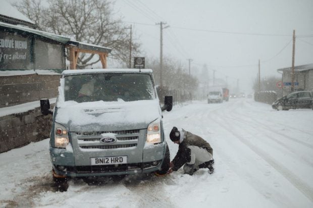 Uită de sare și nisip! Ingredientul ieftin din bucătărie care îți scoate mașina din zăpadă instant