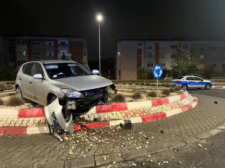 Un șofer a pierdut controlul volanului și a ajuns cu mașina într-un loc la care nu te-ai fi așteptat niciodată