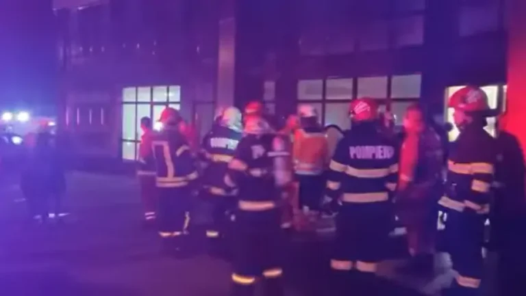 Panică! 19 persoane, printre care și trei copii, evacuate dintr-un bloc din cauza mirosului puternic de gaz!