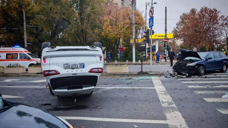 Acum! Accident înfiorător! Mașină răsturnată! Traficul este blocat!.