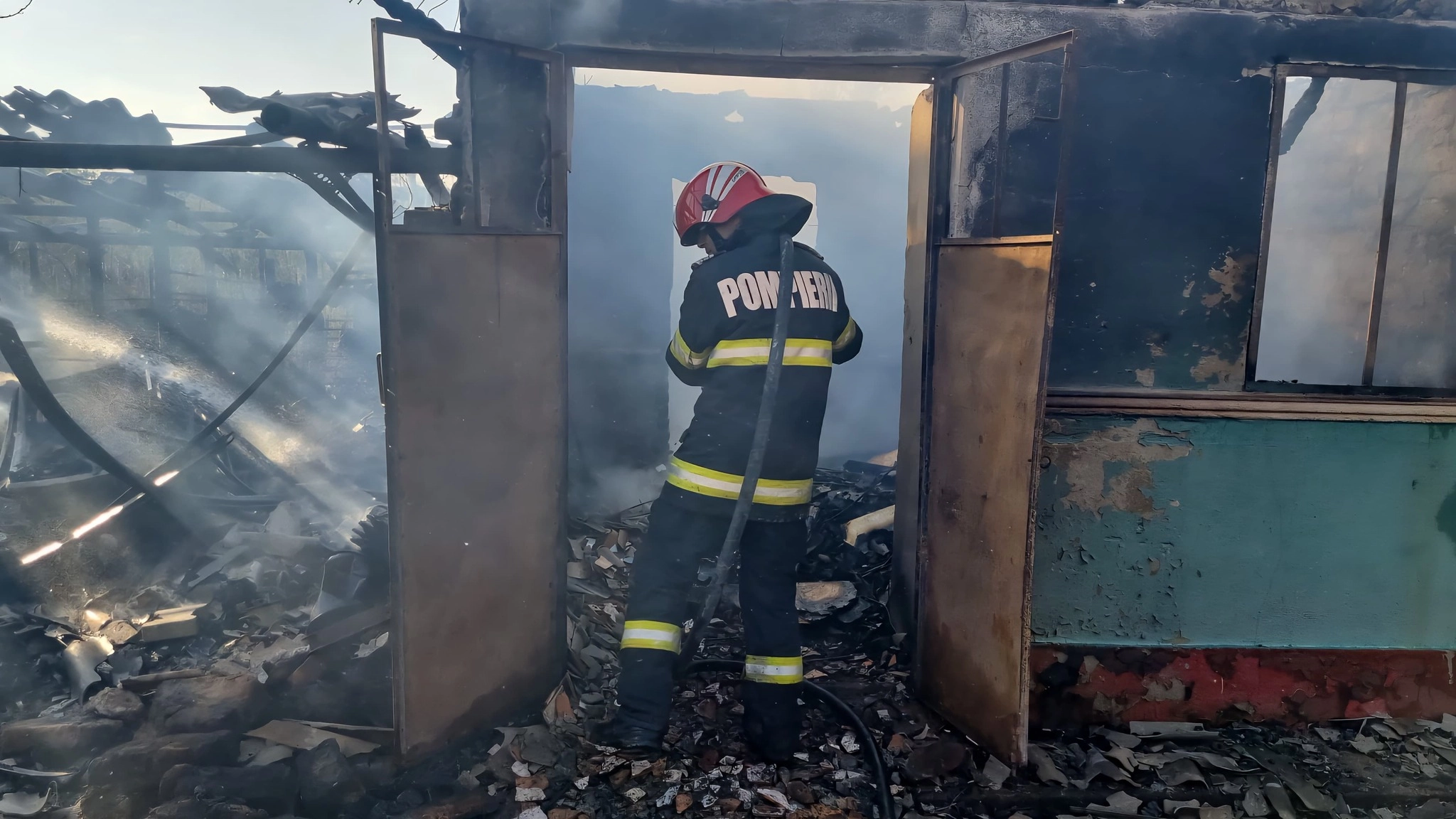TRAGEDIE fără margini! Sfârșit de coșmar pentru o bunicuță din Buzău. Pompierii au încremenit când au intrat în casă!