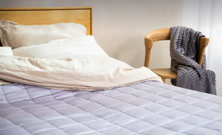 „Ce diferență este între mine și un fotbalist?” O pensionară cere 56.000 de euro după ce s-a rănit făcând patul