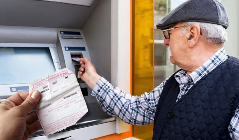 La ce oră îți intră pensia pe card, în funcție de bancă. La una dintre ele, banii ajung abia după ora 17:00