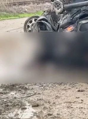 Accident tragic pe calea ferată! Un tren a lovit din plin o mașină. Sunt patru morți și o persoană inconștientă