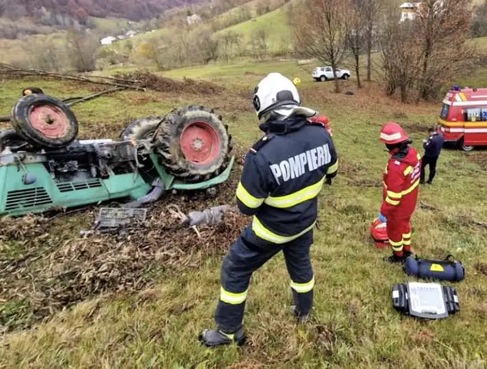 Sfârșit tragic pentru un bărbat din Maramureș. A murit strivit de tractorul pe care îl conducea