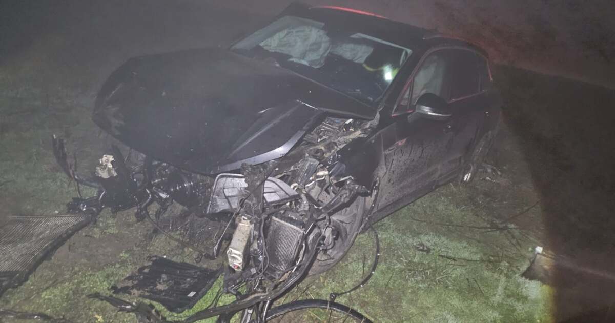 A ZBURAT peste sensul giratoriu! Mașina s-a făcut praf la intrarea în Timișoara. Ce s-a ales de șoferul grăbit