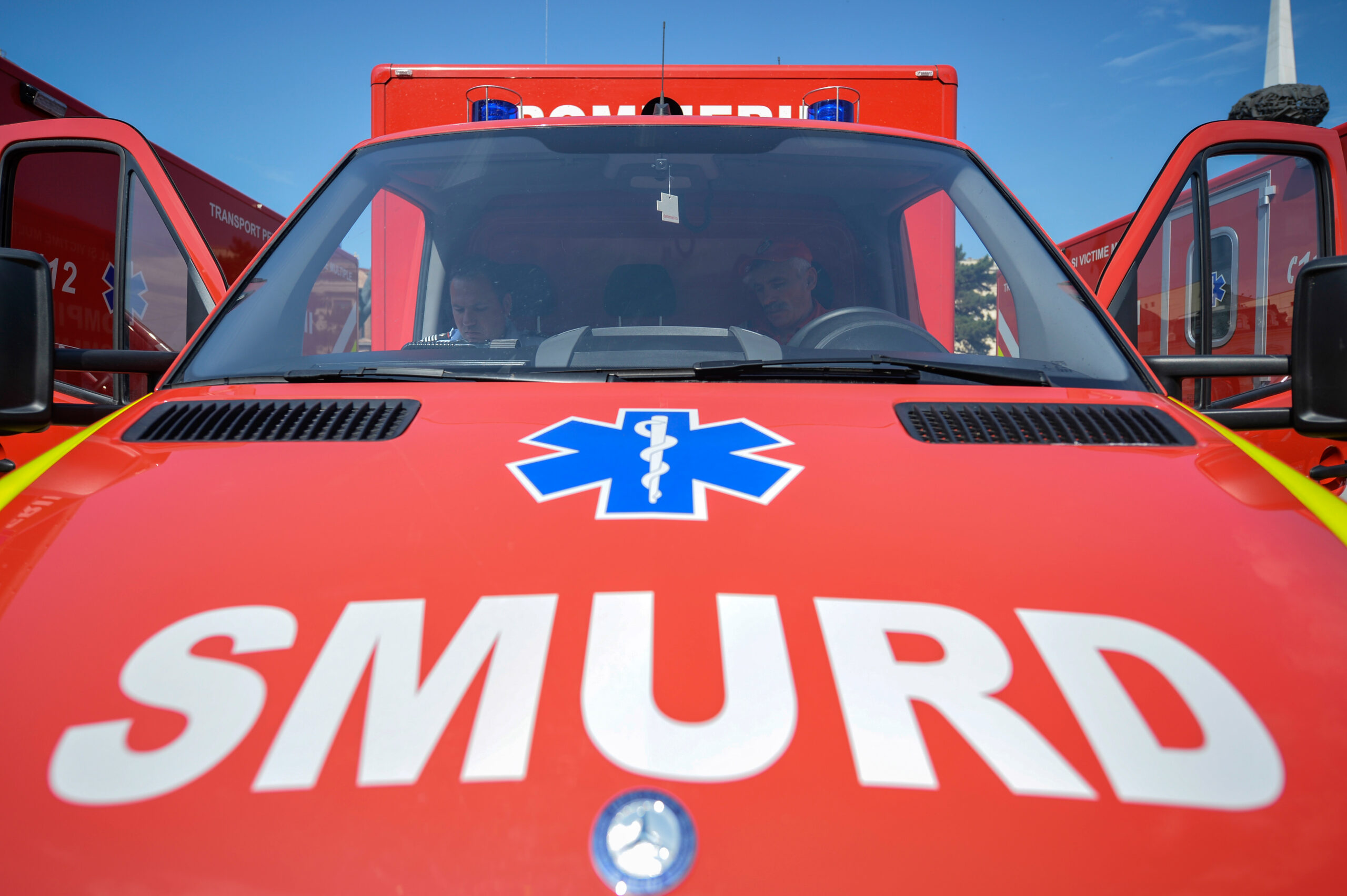 CLIPE DE GROAZĂ! Un autocar s-a lovit de o mașină, pasagerii au suferit atacuri de panică. Desfășurare masivă de forțe