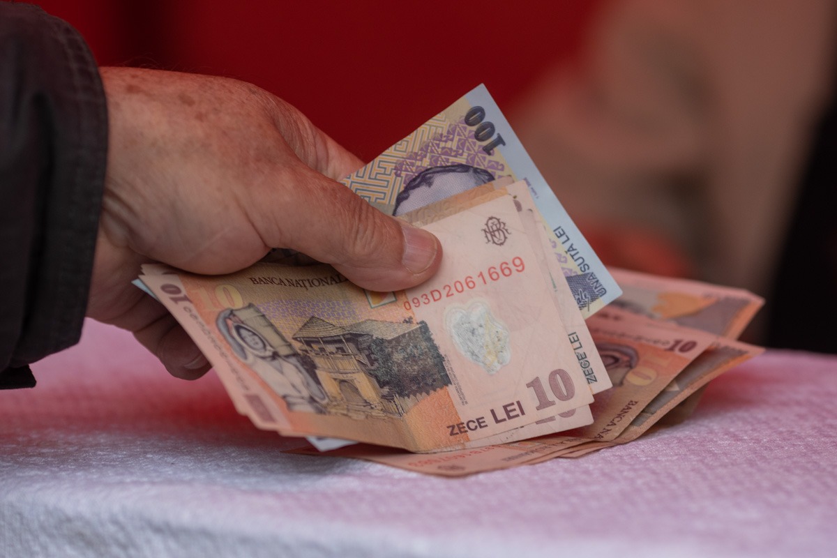 Lovitură totală pentru angajați! Rămâneți fără bani în prima zi de concediu medical. Decizia care schimbă totul