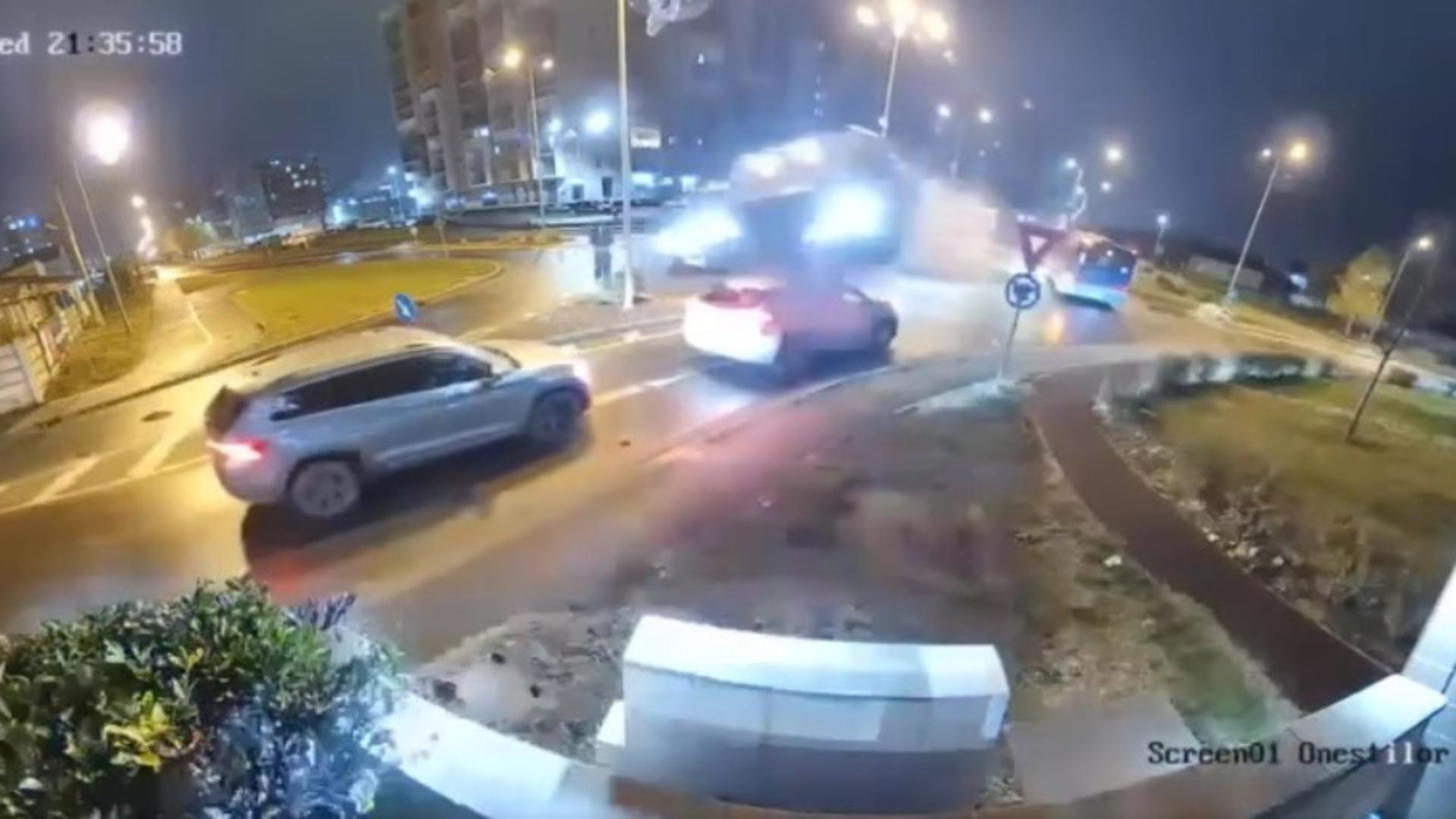 Imagini de coșmar! A zburat cu mașina peste rond și s-a făcut praf. În ce stare l-au scos pe șofer din fiare