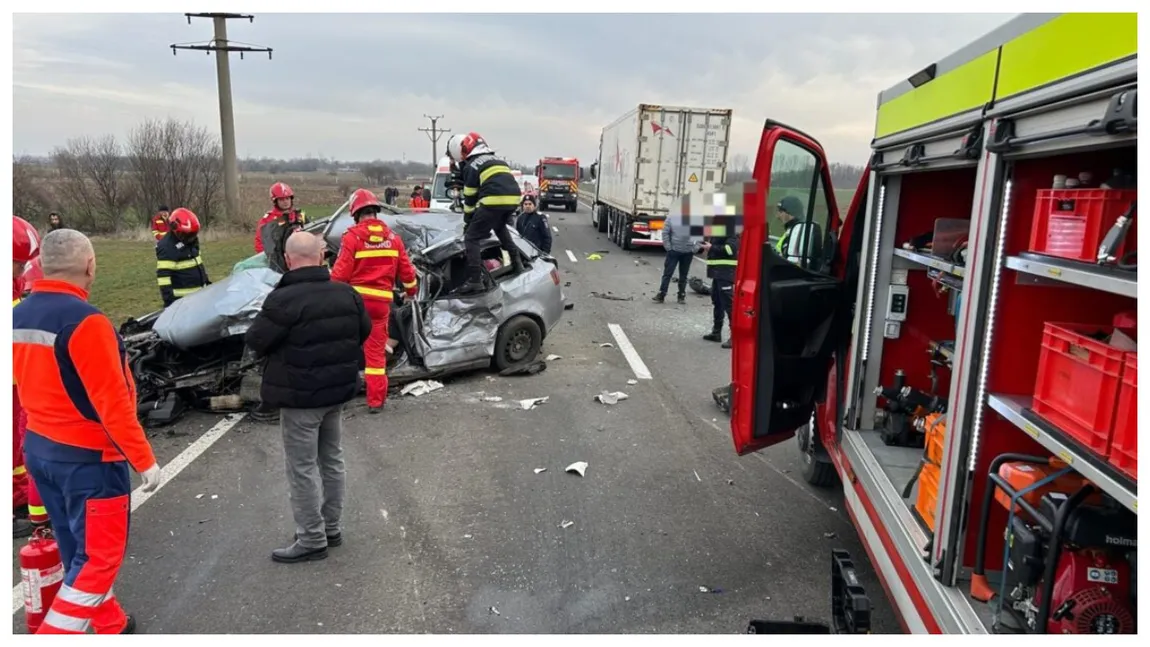 IMPACT DEVASTATOR în Argeș, chiar acum! Două mașini s-au lovit violent! Desfășurare masivă de forțe la fața locului