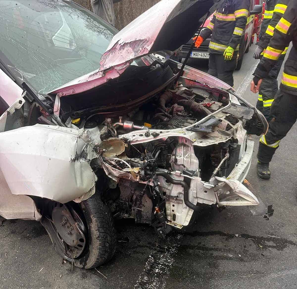Imagini de coșmar! Mașina s-a făcut praf pe șosea. Ce au descoperit salvatorii când au ajuns la fața locului
