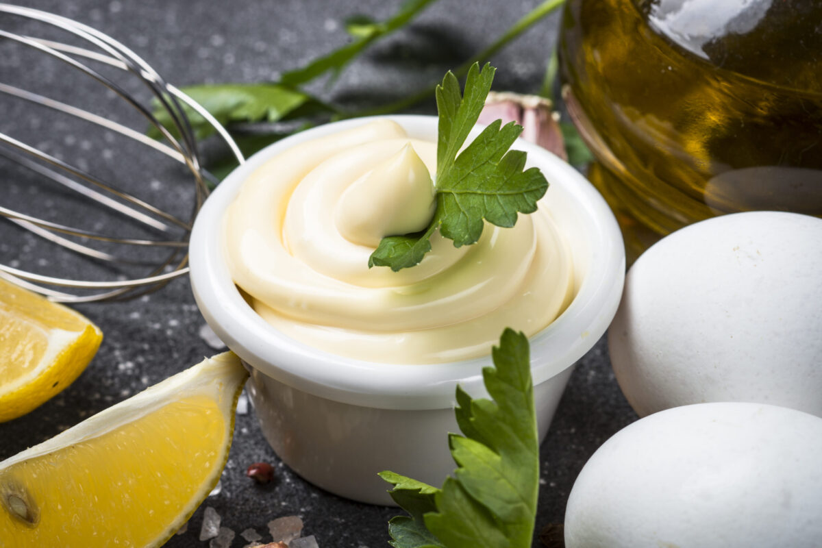 Adio ulei în maioneză! Ingredientul banal cu care iese salata de boeuf delicioasă și nu te îngrași