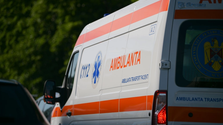 Nenorocire pe trecerea de pietoni! O femeie a fost spulberată de o ambulanță în misiune. Ce spun medicii