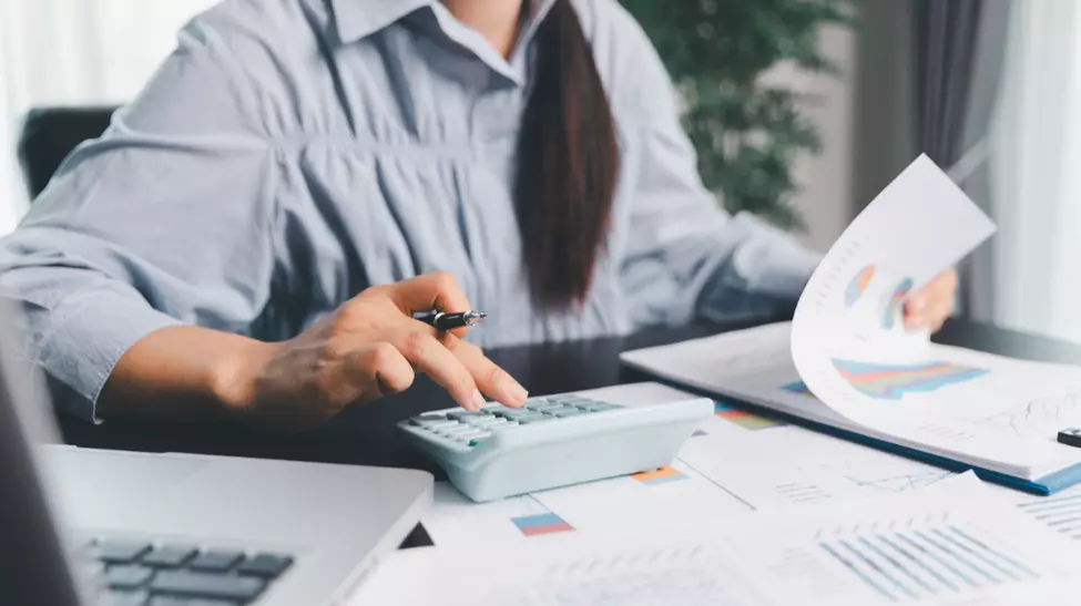 Guvernul Bolojan, lovitură pentru români! Taxe uriașe pe case și mașini. Cine va plăti sume record din 2026