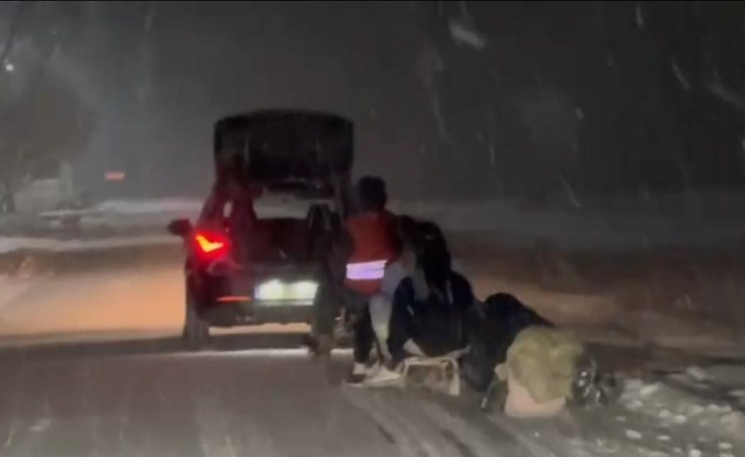 Filmul tragediei din Olt: Un adolescent a murit după o plimbare cu sania. Ce a făcut tânărul de la volan