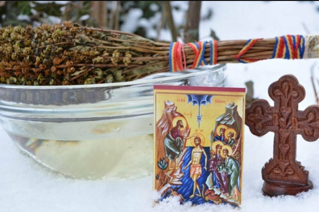 Ce trebuie să pui sub pernă în Ajun de Bobotează! Ritualul care îți schimbă destinul și aduce noroc tot anul