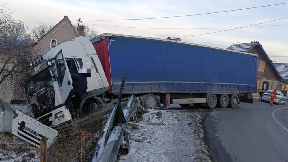 Dezastru pe DN1! Un TIR a intrat direct într-o casă. Traficul este paralizat, e haos total chiar acum!