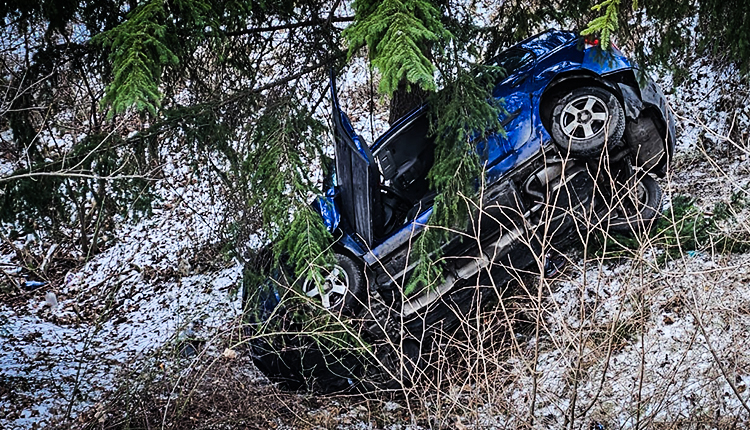 Tragedie la Dâmbovicioara! O familie a căzut 10 metri în prăpastie. Ce s-a întâmplat cu copilul de 15 ani