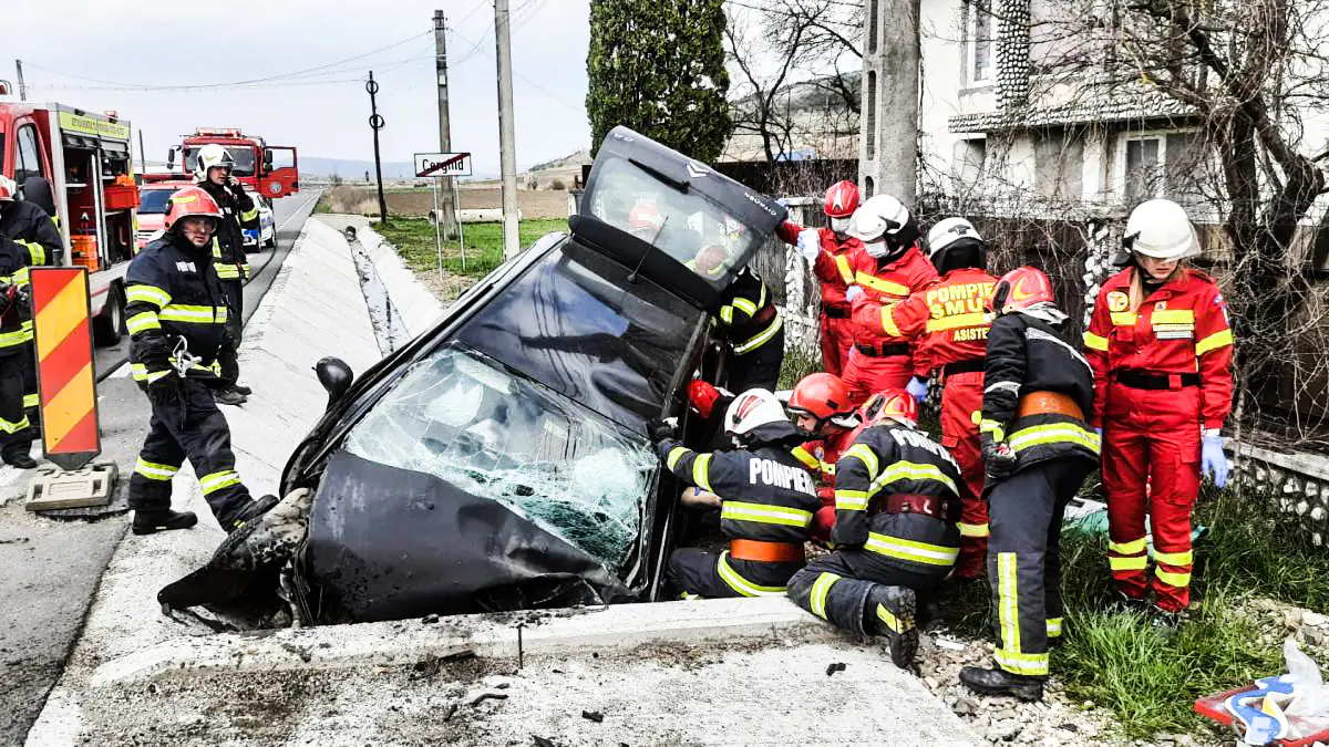 Impact devastator în Drăganu! Mașină zdrobită după ce s-a izbit de un cap de pod. Două ambulanțe au intervenit de urgență