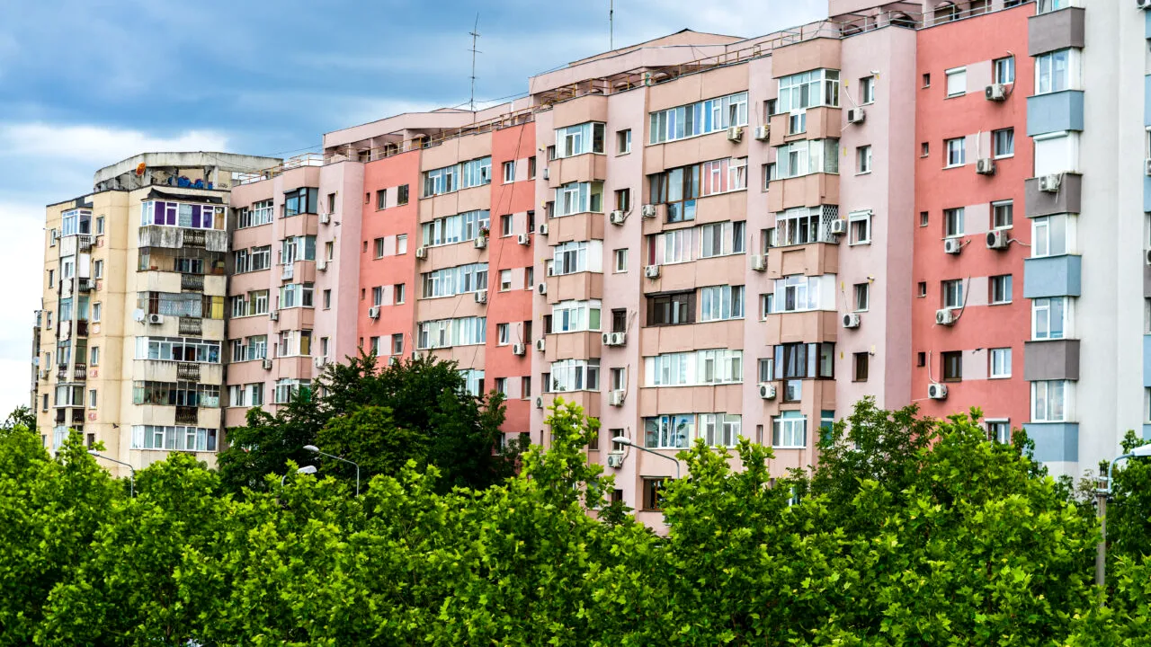 Adio, apartament în centru! Legea care îi aruncă pe români la periferie. Cine este obligat să se mute din 2027